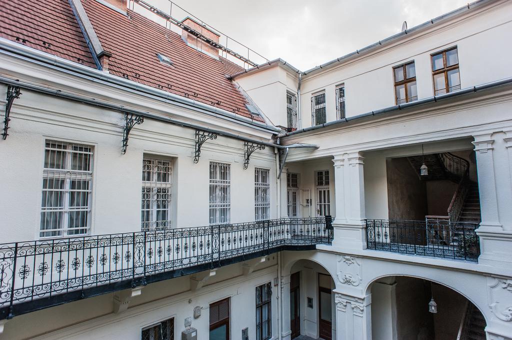 All In Apartman Budapest Bagian luar foto